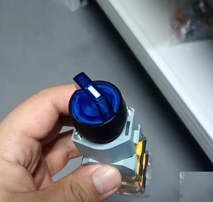 81 APT LA39 LA39-B2-22 AC 220V LED APT LA39 LA39-B2-22 AC 220V LED