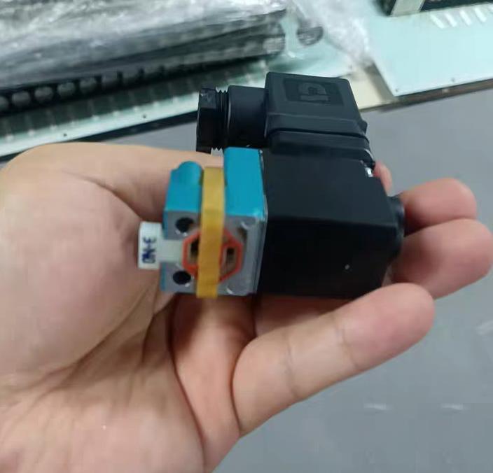 99 MAC 130B-C11JA 100V DC 8 5W 40-150PSI MAC 130B-C11JA 100V DC 8 5W 40-150PSI CE