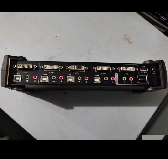 ATEN CS1764A KVM 4 DVI KVM USB 1