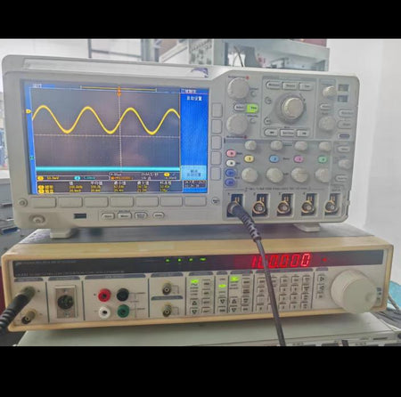 DS360 10 mHz 200 kHz -100 dBc 20 kHz 20 µVpp 40 Vpp 25 ppm 10 MHz