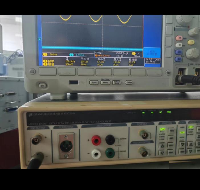 DS360 10 mHz 200 kHz -100 dBc 20 kHz 20 µVpp 40 Vpp 25 ppm 10 MHz