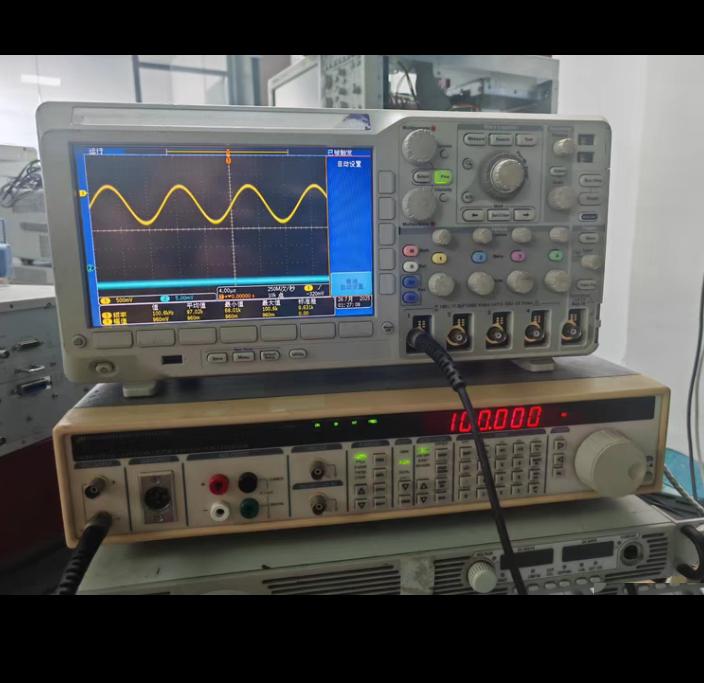 DS360 10 mHz 200 kHz -100 dBc 20 kHz 20 µVpp 40 Vpp 25 ppm 10 MHz