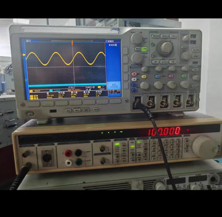 DS360 10 mHz 200 kHz -100 dBc 20 kHz 20 µVpp 40 Vpp 25 ppm 10 MHz