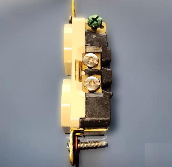 Hubbell HBL5252I 131 Brand Hubbell Wiring Device-KellemsCatalog ID HBL5252IHubbell Wiring Device Kellems Straight Blade Devices Receptacles Duplex Industrial Grade 2-Pole 3-Wire Grounding 15A 125V 5-15R Ivory Single Pack