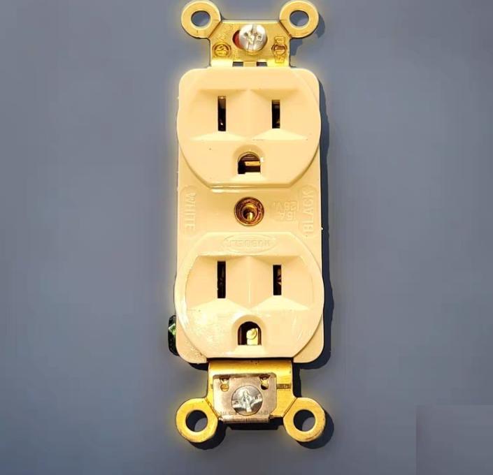 Hubbell HBL5252I 131 Brand Hubbell Wiring Device-KellemsCatalog ID HBL5252IHubbell Wiring Device Kellems Straight Blade Devices Receptacles Duplex Industrial Grade 2-Pole 3-Wire Grounding 15A 125V 5-15R Ivory Single Pack