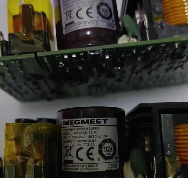MEGMEET    MP300S-19     19V3 5A 5V2A