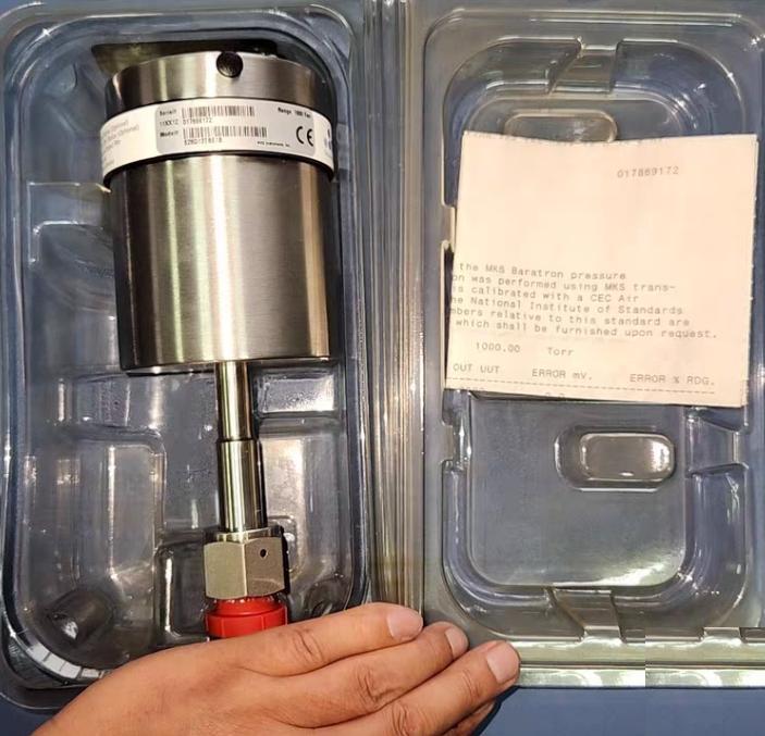MKS 628D13TBE1B 628D13TBE1B Heated Capacitance Manometer 1 000 Torr 100 C 8 VCR-F DB15 w Thread Lock 0-10 VDC Vertical Calibration 1