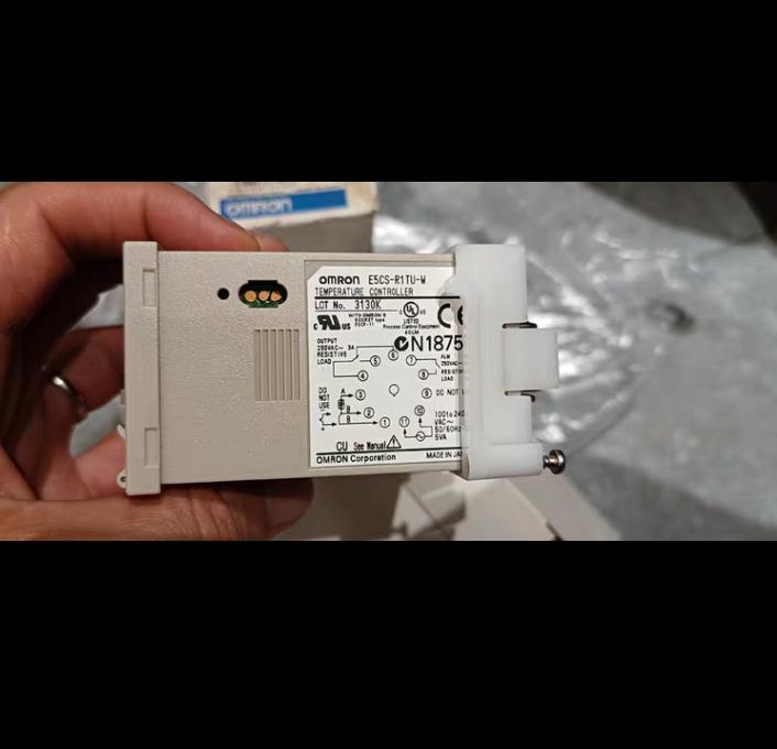 OMRON E5CS-R1TU-W 100-240V 1 190 H3CA-8H 220V 1 90