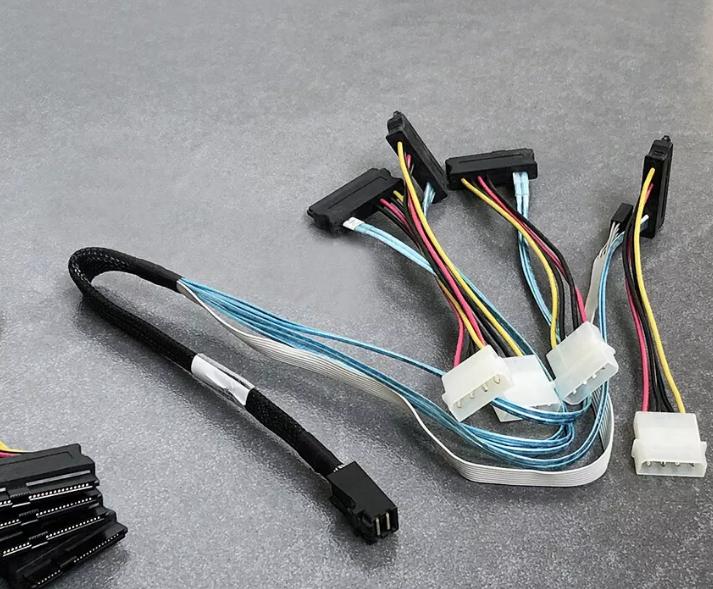 SFF-8643 SFF-8482 12Gbps 4xSAS RHS364819