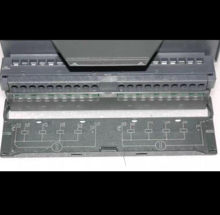 SIEMENS 6ES7 322-1BF01-0AA0 SIMATIC S7-300 DO 8xDC24V 2A