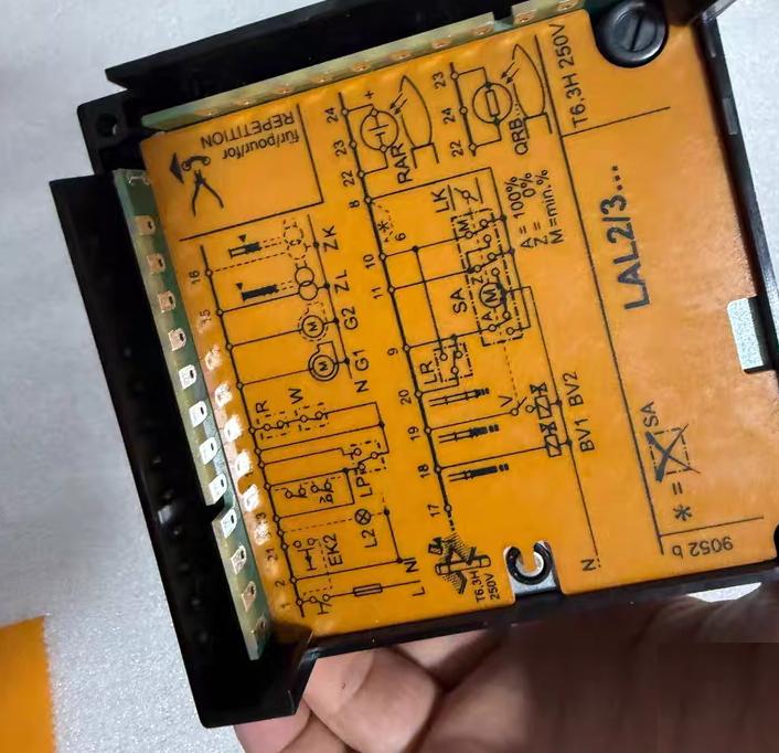 SIEMENS controller LAL2 25 AC230V 50-60H 3 5VA