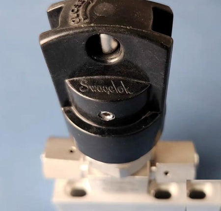 Swagelok 6LVV-DPHLFR4-P-BK 1 Swagelok 6LVV-DPHLFR4-P 316L VIM-VAR UHP High Pressure Diaphragm Sealed Valve 1 4 in Female VCR Fitting SC-01 Cleaned Black Locking Handle