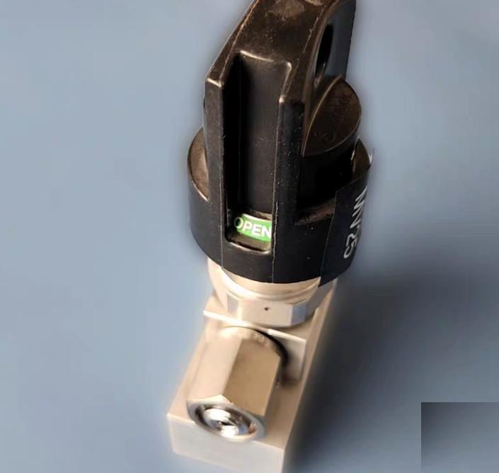 Swagelok 6LVV-DPHLFR4-P-BK 1 Swagelok 6LVV-DPHLFR4-P 316L VIM-VAR UHP High Pressure Diaphragm Sealed Valve 1 4 in Female VCR Fitting SC-01 Cleaned Black Locking Handle