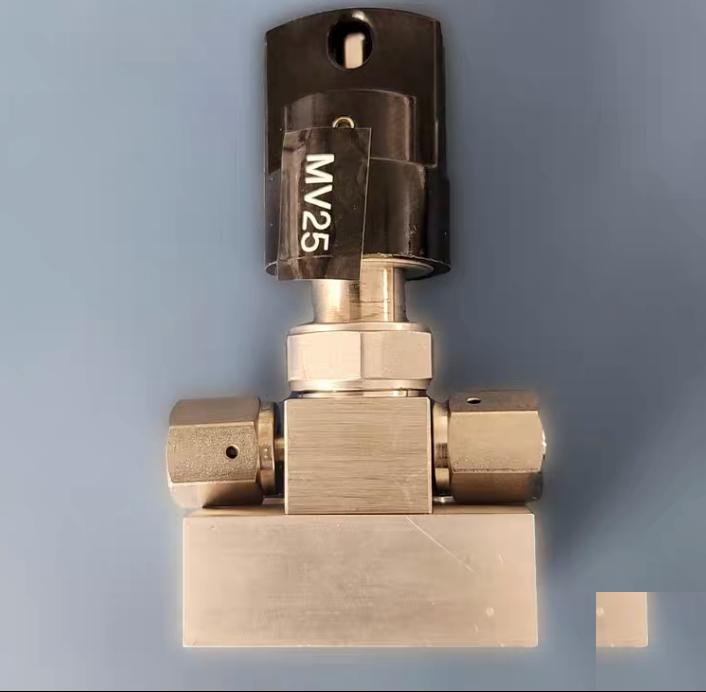 Swagelok 6LVV-DPHLFR4-P-BK 1 Swagelok 6LVV-DPHLFR4-P 316L VIM-VAR UHP High Pressure Diaphragm Sealed Valve 1 4 in Female VCR Fitting SC-01 Cleaned Black Locking Handle