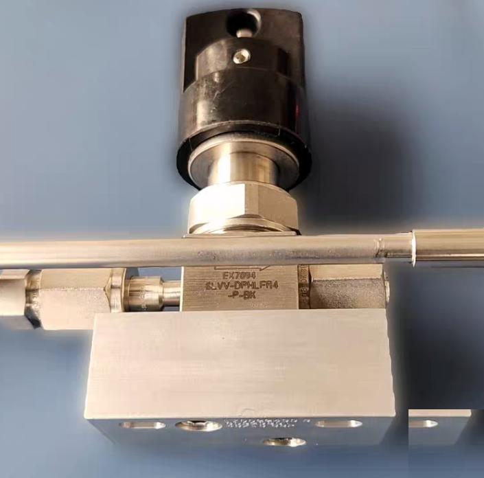 Swagelok 6LVV-DPHLFR4-P-BK 1 Swagelok 6LVV-DPHLFR4-P 316L VIM-VAR UHP High Pressure Diaphragm Sealed Valve 1 4 in Female VCR Fitting SC-01 Cleaned Black Locking Handle