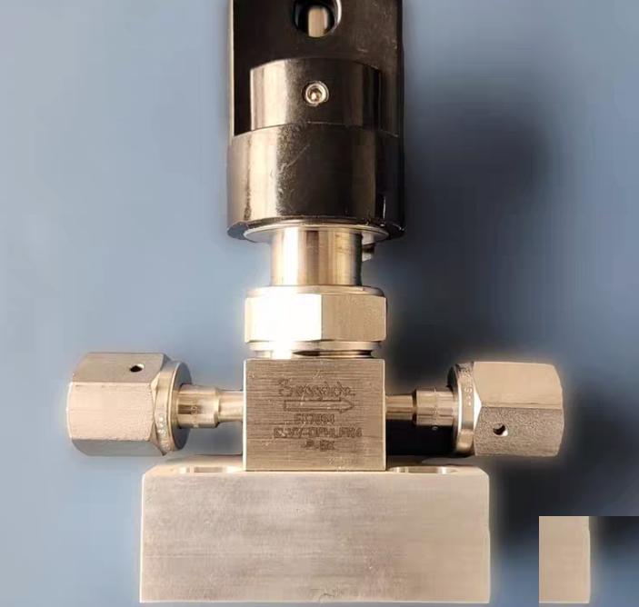 Swagelok 6LVV-DPHLFR4-P-BK 1 Swagelok 6LVV-DPHLFR4-P 316L VIM-VAR UHP High Pressure Diaphragm Sealed Valve 1 4 in Female VCR Fitting SC-01 Cleaned Black Locking Handle