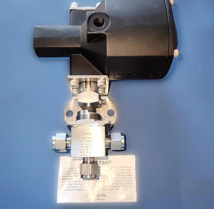 Swagelok SS-44XS6-53D Swagelok SS-44XS6-53D Stainless Steel 1-Piece 40 Series 3-Way Ball Valve 2 0 Cv 3 8 in Swagelok Tube Fitting 180� Double Acting Actuator 1 40 3 2 0 Cv 3 8 in SS-44XS6 3 263 19 153 MS-153-DA 5 217 05