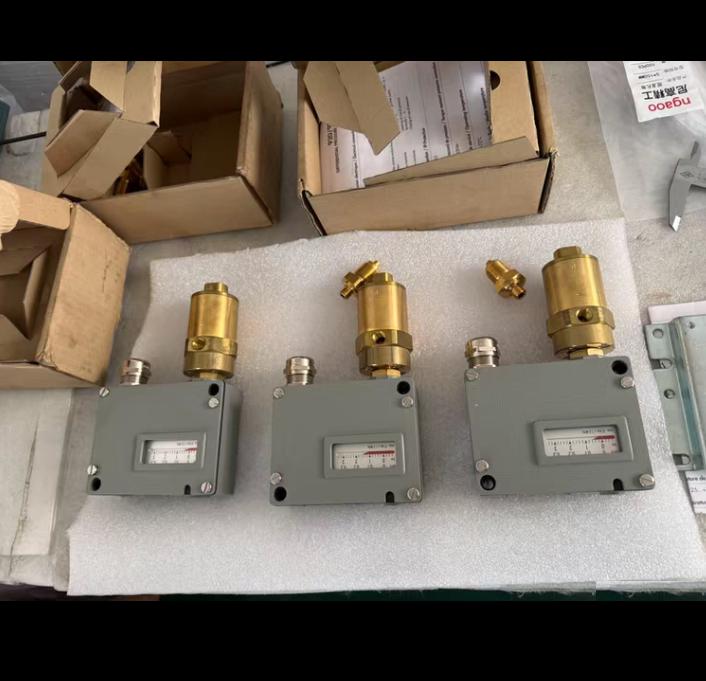 TRAFAG 920 2374 931 -0 6 3 4bar -0 06 0 34MPa 12bar IP65 250V AC 15A 30V DC 15A 7