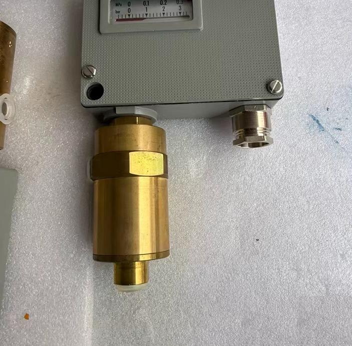 TRAFAG 920 2374 931 -0 6 3 4bar -0 06 0 34MPa 12bar IP65 250V AC 15A 30V DC 15A 7