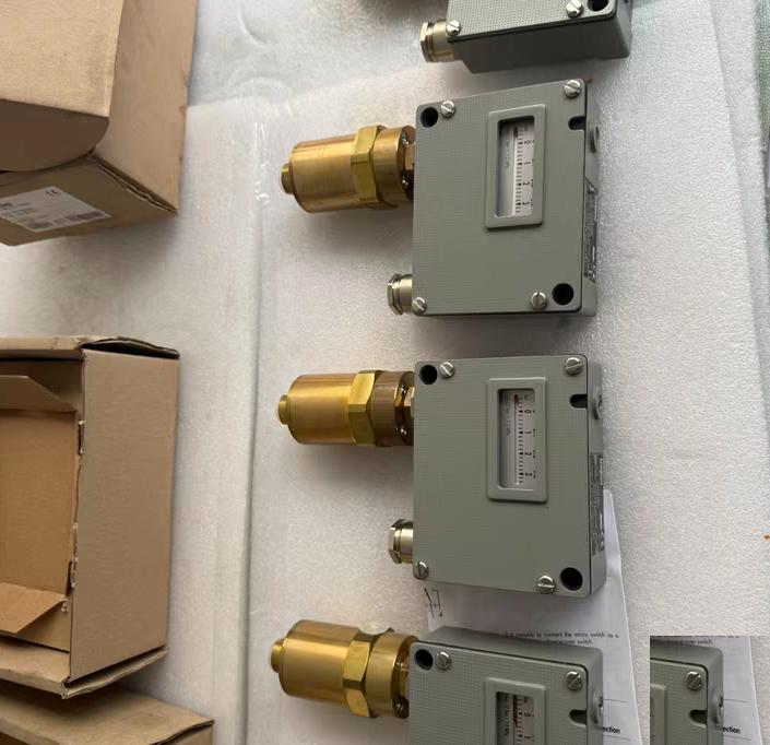 TRAFAG 920 2374 931 -0 6 3 4bar -0 06 0 34MPa 12bar IP65 250V AC 15A 30V DC 15A 7