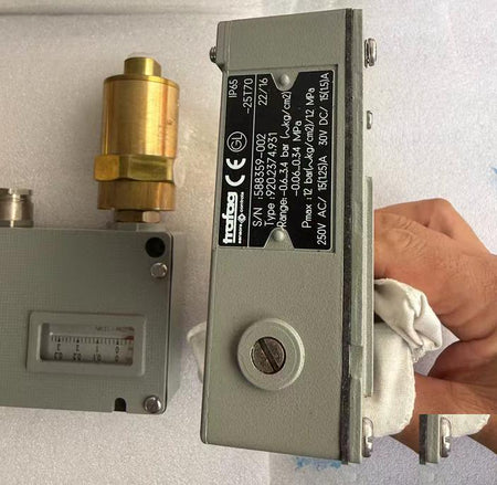 TRAFAG 920 2374 931 -0 6 3 4bar -0 06 0 34MPa 12bar IP65 250V AC 15A 30V DC 15A 7