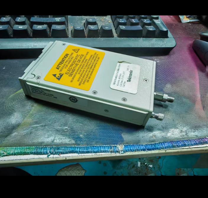 Tektronix 82A04B 82A04B 0 6 - 1 8 V 100 mV