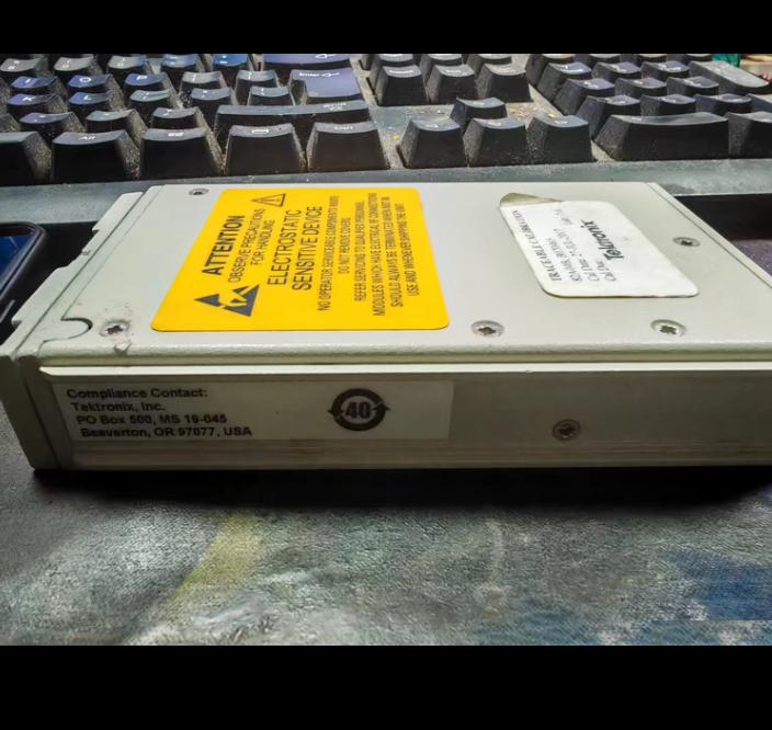 Tektronix 82A04B 82A04B 0 6 - 1 8 V 100 mV