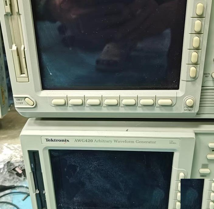 Tektronix AWG420