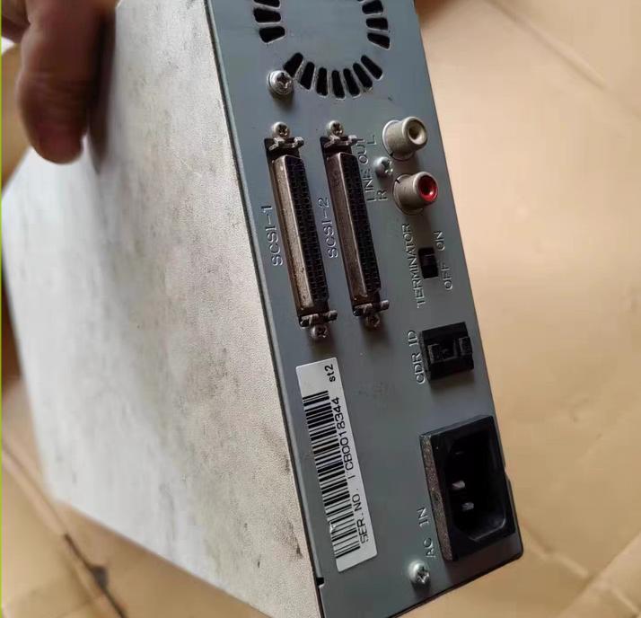 YAMAHA CRW8424SX        SCSI CD