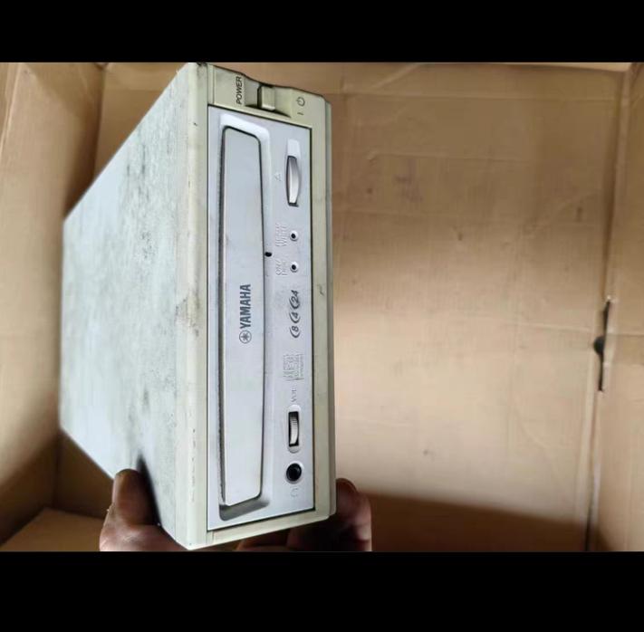 YAMAHA CRW8424SX        SCSI CD