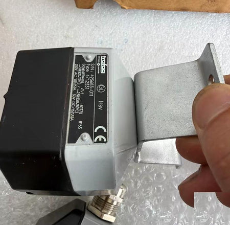trafag 471 2331 471 2331 IP65 250V AC 30V DC 20-150℃ 65mm 100mm 110mm 135mm